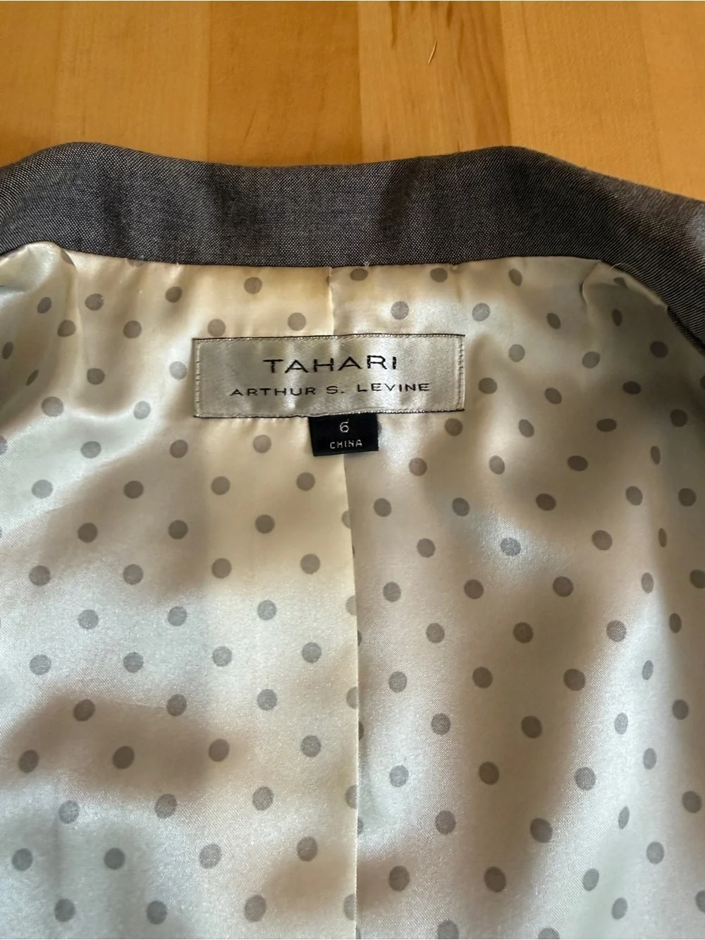 Tahari Retro Style 2- Piece Skirt Suit Gray w/ Pleated Skirt size 6